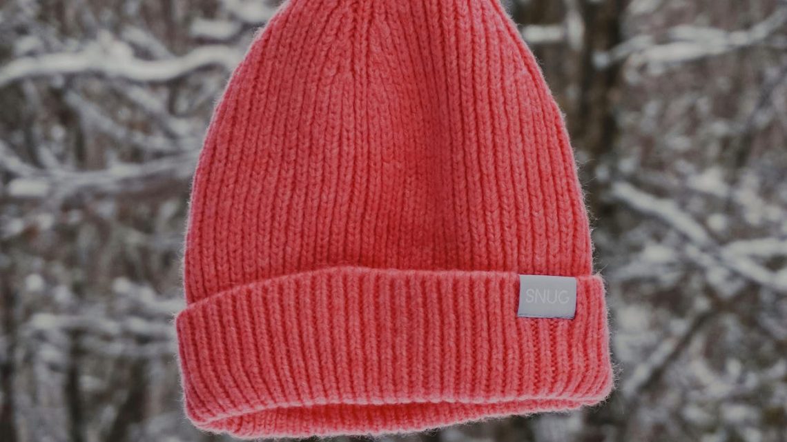 Czym różnią się eleganckie czapki zimowe od casualowych?