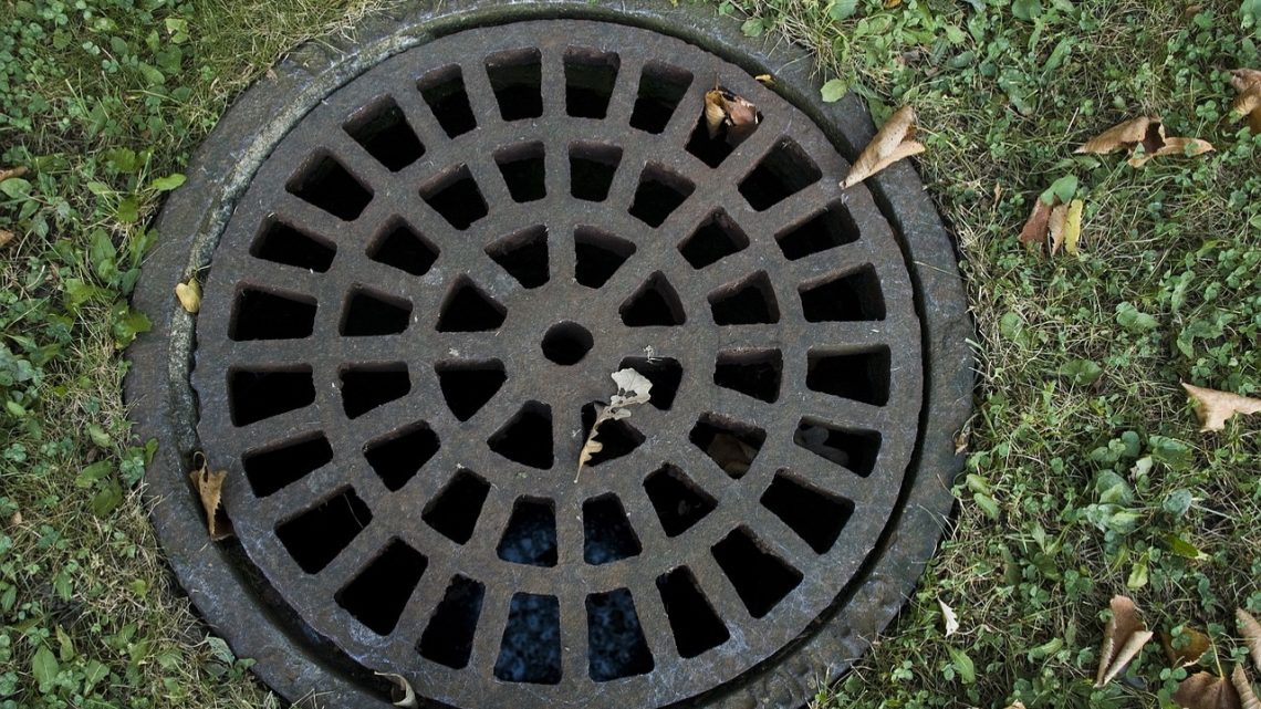Czyszczenie kanalizacji – kiedy należy skorzystać z pomocy profesjonalistów?