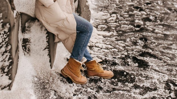 Jak dopasować buty zimowe damskie trapery do stylizacji?