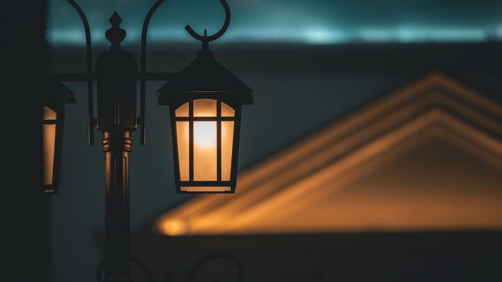 Lampy ogrodowe stojące wysokie – dlaczego warto w nie inwestować?